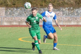 Kicker des SV Merkur Oelsnitz verlieren in Annaberg: „Das klare Ergebnis lag eher an den harmlosen Gästen“ - Merkurs Alexander Hartung (links) nimmt den Ball hier gleich mit dem Kopf, Annabergs Führungstorschütze Devon Klitzke lauert dahinter.