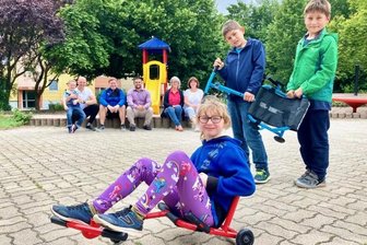 Kicker spenden ihr Kilometergeld für neue Roller - Die Freude bei Laura-Marie, Timmy (l.) und Thommy ist groß: Für die geklauten Roller gab es Ersatz - dank der Fußballer des SV Affalter.