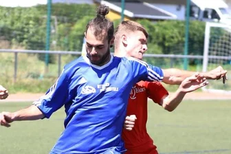Kicker suchen ihre Form - Arno Heinrich (l.) des Blau-Weiß Crottendorf im Zweikampf mit Quentin Schubert von VfB Annaberg.