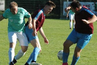 Kicker wollen Serie fortsetzen - Für die SG Striegistal, hier mit Nico Sellger (M.), kam im Kreispokal zwar das Aus - doch in der Kreisliga läuft es für das Team blendend.