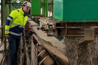 Kies geht zur Neige - Industrie sucht Nachfolgestandorte - Betriebsleiter Urs Repschläger bei der Kontrolle eines Transportbandes.