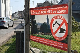 Kiesabbau bei Königshain und Altmittweida: Wichtiger Schritt für Projekt steht bevor - Ein Protestbanner gegen den geplanten Kiesabbau an der Dorfstraße in Königshain, ähnliche Zeichen gegen das Vorhaben sind an weiteren Stellen in der Umgebung zu entdecken.