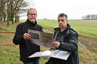 Kiesabbau bei Königshain und Altmittweida: „Wir wollen das Projekt verhindern“ - Bei Königshain und Altmittweida soll Kies abgebaut werden, gegen das Vorhaben gibt es Widerstand. Unter anderem setzen sich Axel Stahringer (l.) und Heiko Kertzsch dafür ein, dass Vorhaben zu verhindern. Hier stehen sie am Rand des Geländes an der Straße zwischen Königshain und Frankenau.