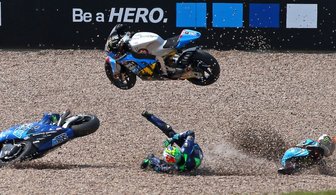 Kiesbett statt Siegertreppchen - Sandro Cortese - Ein Held ist, wer wieder aufsteht: Für Tito Rabat (links) und Franco Morbidelli platzten 100 Meter vor dem Ziel alle Podiumsträume.