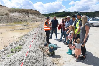 Kiessandtagebau in Penig öffnet erstmals für Besucher: So sehen die Erweiterungspläne aus - Der Kiessandtagebau in Penig war am Wochenende beliebtes Ausflugsziel, erstmals durften Besucher ihn erkunden. Beliebt waren die Führungen von Biologe Oliver Fox (in orangefarbener Warnweste), der über die besondere Tierwelt und die Tümpel für Amphibien (links im Bild) berichtete.
