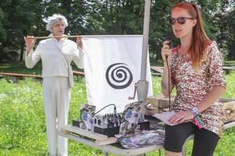 Kiez-Fest: Gelungener Auftakt - Neuauflage ungewiss - Sie setzten ein Achtungszeichen: Anni Wachsmuth am Musikwagen und Anasages-Mime Hilmar Messenbrink zum Auftakt des New-Kiez-on-the-Block-Festivals, das sich vom Bernsbachplatz aus auf den Weg machte, einen Stadtteil kulturell wachzuküssen - nicht ohne Erfolg.
