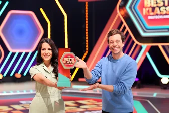 Kika-Quizshow: Peniger Schüler duellieren sich in „Die beste Klasse Deutschlands“ - Clarissa Correa da Silva und Tobi Krell moderieren „Die beste Klasse Deutschlands".