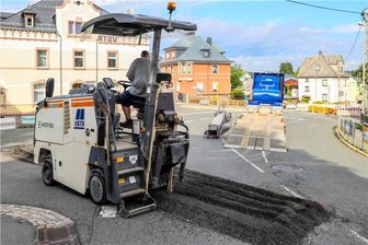 Kilometerlange Umleitung: Wichtige Kreuzung im Erzgebirge seit Donnerstag gesperrt - Am Donnerstagmorgen begannen die Bauarbeiter mit den ersten Fräßarbeiten.