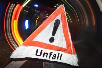 Kilometerlanger Stau nach schwerem Unfall auf der A 9 - Der Aufprall eines Kleintransporters auf einen vorausfahrenden Sattelzug hat am Montagmorgen zu einer Vollsperrung der A 9 mit kilometerlangen Rückstaus auch bis zur A 72 geführt.