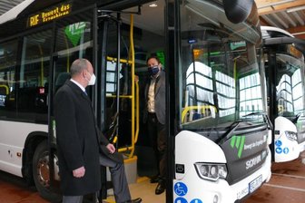 Kilometerweit nahezu geräuschlos unterwegs - RVE-Geschäftsführer Roland Richter (vorn) und Scania-Verkaufsdirektor Luc Moulin schauen sich einen der neuen Hybridbusse an. 
