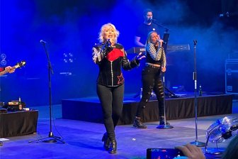 Kim Wilde schickt Bad Elster auf Zeitreise in die 80er-Jahre - Die britische Popsängerin und 80er-Jahre-Ikone Kim Wilde begeisterte am Freitagabend das Publikum im Naturtheater in Bad Elster.