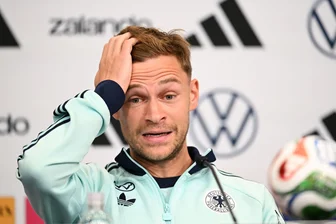 Kimmich ohne Kanzlernummer: "Kein intimes Gespräch" - Joshua Kimmich erzählt im DFB-Camp vom Telefonat mit Bundeskanzler Merz. 