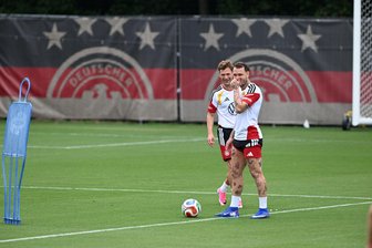 Kimmichs Gletscherbrille und Raums Pfeifenreiniger - Joshua Kimmich und David Raum sorgen für Spaß im DFB-Camp. 