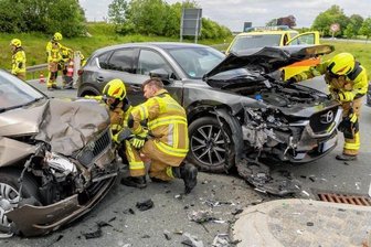 Kind bei Unfall schwer verletzt - Die Freiwillige Feuerwehr Rodewisch kam bei der Bergung der Unfallfahrzeuge zum Einsatz.
