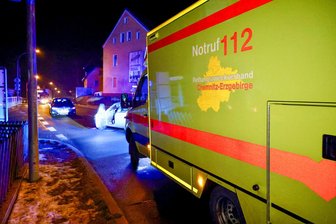Kind bei Verkehrsunfall auf B 101 im Erzgebirge schwer verletzt - Blaulichteinsatz am Freitag im Erzgebirge: Mit einem Rettungswagen ist das verletzte Kind in ein Krankenhaus gebracht worden.