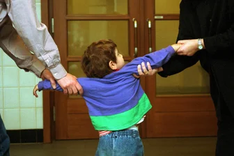 Kind einfach mitgenommen: Warum ein Vogtländer deswegen nicht ins Gefängnis muss - Wenn Eltern sich um ihr Kind streiten, leidet vor allem das Kind. Im Vogtland wurde gegen einen Vater wegen Kindesentzuges ermittelt (Symbolfoto).