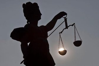 Kind geschlagen: Bewährung für Mutter, Geldstrafe für Vater -