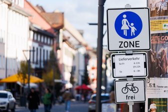 Kind in Fußgängerzone angefahren – warum der Opa mithaftet - Fahrzeugführer müssen in Fußgängerzonen besonders vorsichtig sein und Gefährdungen von Kindern und anderen schutzbedürftigen Personen ausschließen.
