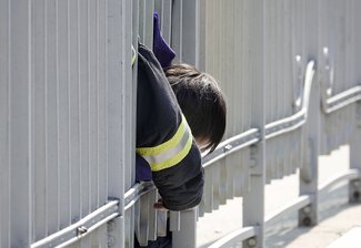 Kind klemmt sich Kopf am Brückengeländer ein -