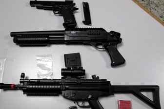 Kind mit Softairwaffe angeschossen? Zwei Männer in Freiberg vor Gericht - Softairwaffen können täuschend echt aussehen - das Symbolbild stammt von der Polizei in Lübeck.
