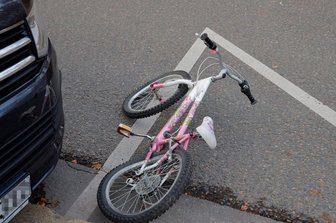 Kind nach Kollision mit VW-Bus schwer verletzt -
