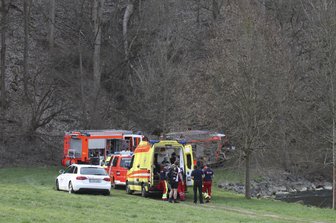 Kind stürzt mit Fahrrad Böschung hinab -