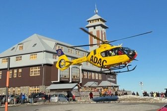 Kind verletzt – Rettungshubschrauber landet auf dem Fichtelberg - Zahlreiche Touristen beobachteten Ankunft und Abflug des Rettungshubschraubers auf dem Fichtelberg.