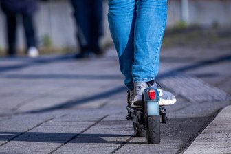 Kind verletzt sich bei Fahrt mit Roller in Limbach-Oberfrohna schwer - Ein Zehnjähriger auf einem Roller ist mit einem Auto zusammengestoßen.