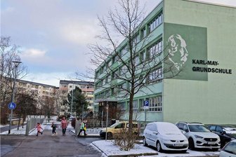 Kind von Fremden angesprochen? Grundschule in Hohenstein-Ernstthal wendet sich an Eltern - Im Umfeld der Karl-May-Grundschule in Hohenstein Ernstthal sollen Kinder von Fremden angesprochen worden sein.