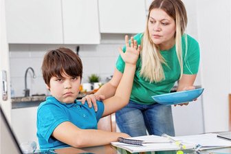 Kind zu faul: Kann ich es verklagen, wenn es im Haushalt nicht helfen will? - Oft sind Kinder bockig, wenn sie zum Beispiel den Tisch mit abräumen sollen. Dabei sind sie laut Bürgerlichem Gesetzbuch zur Mithilfe im Haushalt verpflichtet. Kann man also den eigenen Nachwuchs verklagen?