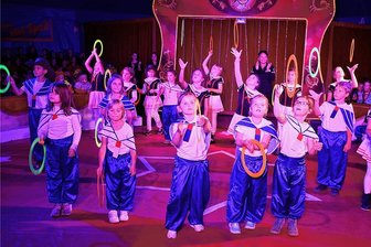 Kinder als Stars in der Manege: Applaus für Zirkus Picobello! in Schöneck - 160 Kinder der Grundschule und der Kitas Sonnenwirbel und Pixel hatten ein mitreißendes Programm aus Artistik, Jonglage, Clownerie und Dressur einstudiert. Am Donnerstag und Freitag fanden Vorstellungen statt. Eine weitere steht am heutigen Samstagvormittag auf dem Programm.
