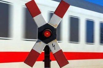 Kinder an Bahngleisen der Sachsen-Franken-Magistrale unterwegs - 
