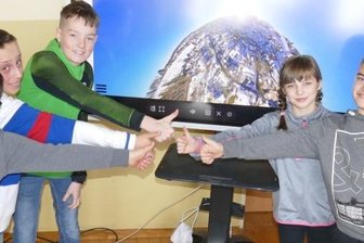 Kinder arbeiten an 3-D-Rundgang durch Schule mit - Als "Außerirdische" sprechen sie beim virtuellen 3D-Rundgang durch ihre Schule: die Fünftklässler Felix Opp, Luis Schott, Richard Schädlich, Tanja Janna Heßke und Phil Thümmler (v.l.).