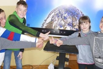Kinder arbeiten an 3-D-Rundgang durch Schule mit - Als "Außerirdische" sprechen sie beim virtuellen 3D-Rundgang durch ihre Schule: die Fünftklässler Felix Opp, Luis Schott, Richard Schädlich, Tanja Janna Heßke und Phil Thümmler (v.l.).