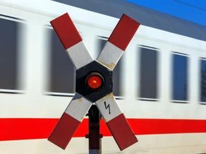 Kinder auf Gleis verursachen Streckensperrung -