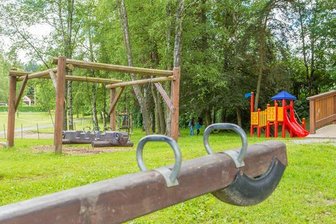 Kinder auf Spielplatz in Grünhain-Beierfeld mit Softair-Waffe beschossen -