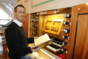 Kinder aus dem Vogtland bringen Musical auf die Bühne - Kantor Ralf Schädlich hat das Musical mit den Kindern mit einstudiert.