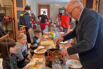 Kinder aus einem Heim bei Dnipro sind jetzt in Waschleithe in Sicherheit - 27 Mädchen und Jungen im Alter von vier bis 17 Jahren haben nun mit dem Hollandheim in Waschleithe eine vorläufige, aber zunächst sichere Unterkunft gefunden. Bürgermeister Joachim Rudler (r.) hat die Flüchtlinge aus der Ukrainer persönlich empfangen. Zur Begrüßung wurde erst einmal kräftig aufgetischt. 