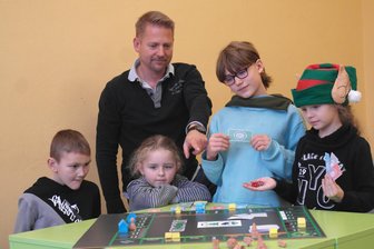 Kinder aus Geringswalde lernen spielerisch ihre Stadt kennen - Erzieher Mike Rißler (M.) zeigt Luc, Caitlin Claire und Lara (v. l.), woran beim Spielfeld noch etwas verbessert werden muss.