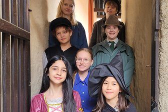 Kinder aus Westsachsen und Hessen drehen gemeinsam Märchenfilm auf Burg Schönfels - Die Jungen und Mädchen verkörpern auf den Spuren der Gänsemagd Figuren verschiedener Epochen.