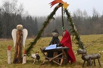 Kinder bauen Feldkrippe wieder auf - Die Feldkrippe in Kretscham-Rothensehma.