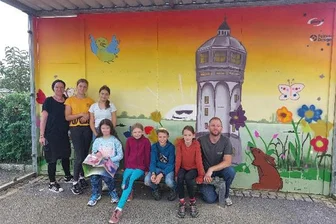 Kinder bemalen Bushäuschen in Siebenlehn – der Wasserturm ist das Hauptmotiv - Kinder gestalteten das Wartehäuschen An der Halde in Siebenlehn mit Unterstützung von „Kontrast – Mobile Jugendarbeit in Mittelsachsen“ des Vereins Regenbogenbus, des Künstlers Marvin Bieß und von EnviaM.
