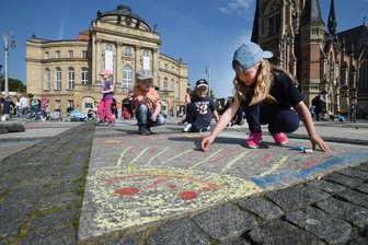 Kinder bemalen Chemnitzer Theaterplatz -