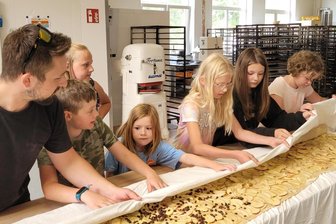 Kinder bereiten in Stenn Apfelstrudel mit und ohne Rosinen selbst zu - Beim Aufrollen des Apfelstrudels unter Anleitung von Max Hohmuth (l.) ist Fingerspitzengefühl gefragt.