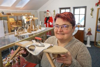 Kinder-Bügelbrett von 1920, DDR-Konsum-Kaufhalle und Blech-Geschirr: So sahen die Geschenke früher in Burgstädt aus - Ilona Geißler vom Museumsverein zeigt ein Spielzeugbügelbrett aus dem Jahr 1920, das ohne Strom funktioniert.