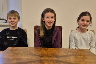 Kinder-Bürgermeisterwahl im Erzgebirge: Die Siegerin steht fest - Ella Hartmann (M.) ist erste Kinderbürgermeisterin von Thum. Resa Haase und Adrian Bernt sind ihre Stellvertreter.