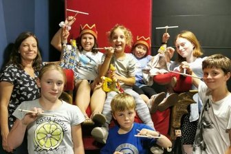 Kinder denken sich ein Puppenspiel aus - Zusammen mit Theaterpädagogin Sabine Weitzel (links) und Clara Mann (rechts hinten), die ein Freiwilliges soziales Jahr absolviert, haben sechs Puppentheater-begeisterte Kinder im Theaterkurs eine Woche lang Theaterpuppen gebaut sowie sich im Puppenspiel, Schauspiel und Schattentheater ausprobiert.