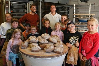 Kinder der Christenlehre backen gemeinsam mit Meister Stefan Sparschuh -