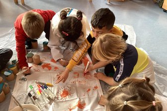 Kinder der Kita „Sonnenkäfer“ malen ihre eigene bunte Welt - In der Kita „Sonnenkäfer“ wurden Stoffbahnen farbenreich gestaltet.