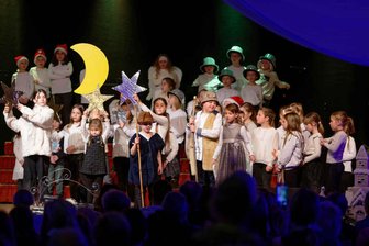 Kinder der Regenbogen-Grundschule zeigen ihr Weihnachtsprogramm in Rochlitz - Eine weitere Aufführung wird es zur Schlossweihnacht geben.